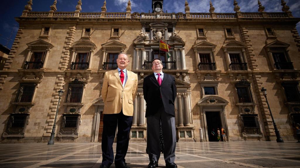 Miguel de Angulo (i) y su primo, José María Rosales de Angulo, ante el edificio de la Real Chancillería de Granada, hoy sede del TSJA.