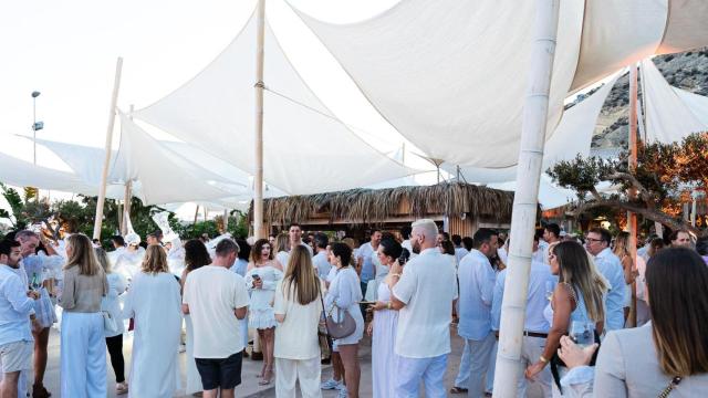 La fiesta blanca del primer aniversario de Puntapiedra este jueves en Alicante.