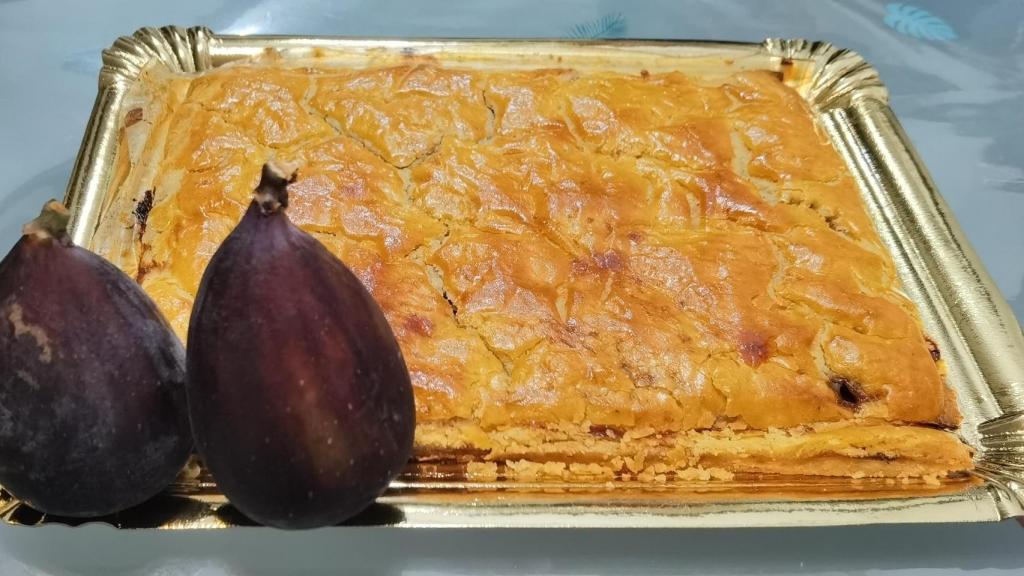 Las brevas y la coca amb tonyina son tradicionales en las Hogueras de Alicante.