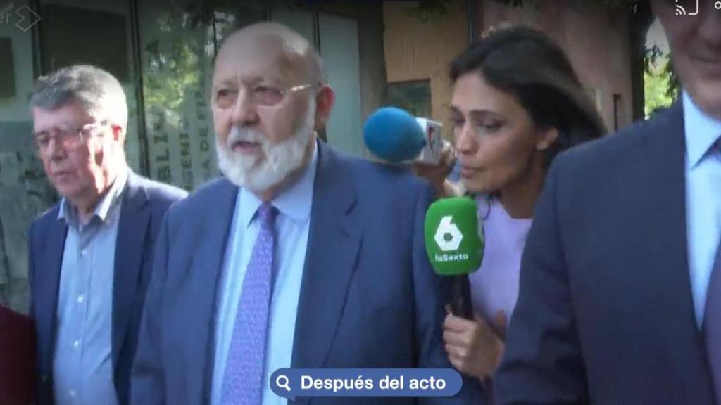 La reportera de laSexta María Lamela pregunta a José Félix Tezanos, presidente del CIS desde 2018.