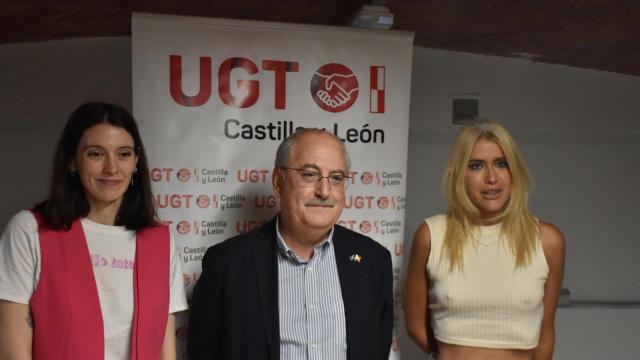 Belén Guirao (RUGE UGT), Francisco Fonseca, ex alto cargo de la UE y director del Instituto de Estudios Europeos, y Afra Blanco, responsable de comunicación de FeSMC-UGT, antes de participar en las jornadas