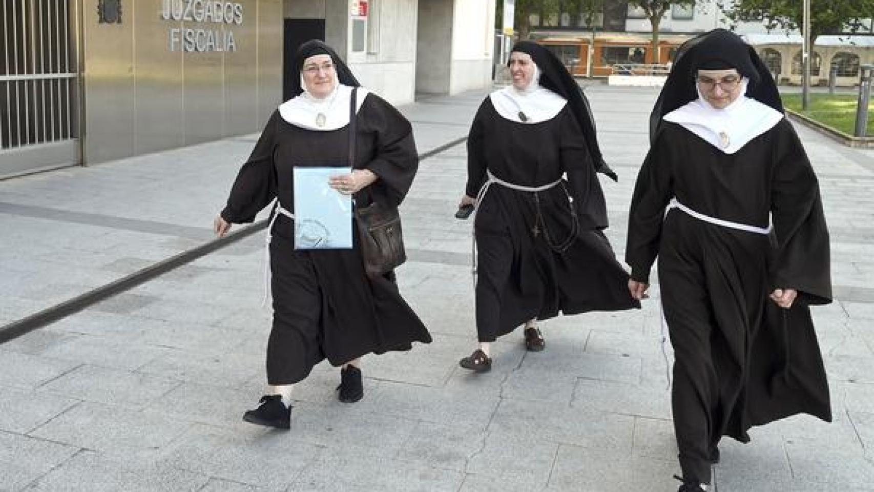 Varias de las clarisas de Belorado junto con su portavoz, José Ceacero, en los juzgados de Burgos