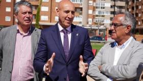 El alcalde de León, José Antonio Diez, preside la apertura del Parque de las Tierras Leonesas. Junto a él, el concejal de Desarrollo Urbano, Luis Miguel García Copete (I) y el arquitecto, Cecilio Vallejo (D)