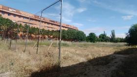 Imagen actual del terreno colindante al colegio Ríomanzanas