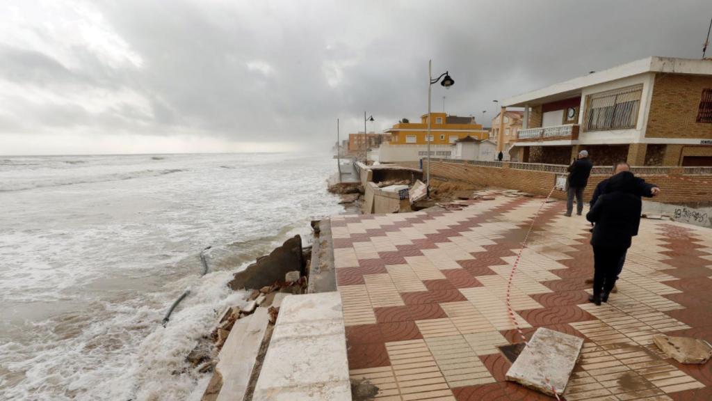 Destrozos causados por la borrasca Gloria en el paseo marítimo del El Perelló (Valencia).