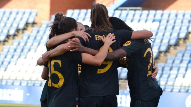 El Real Madrid femenino celebra un gol ante el Sporting Huelva