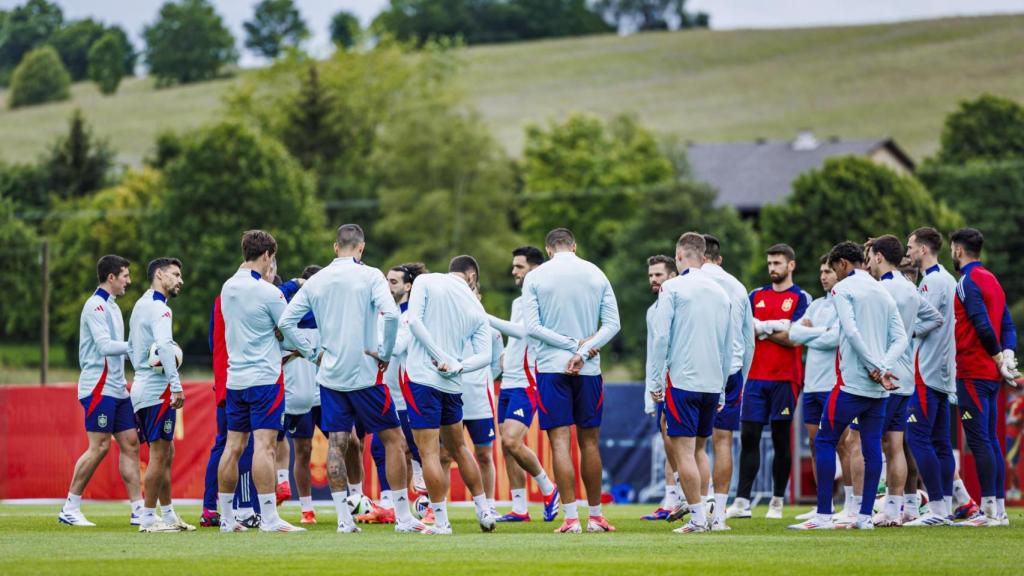 Los jugadores de la selección española durante un entrenamiento previo al partido ante Croacia.
