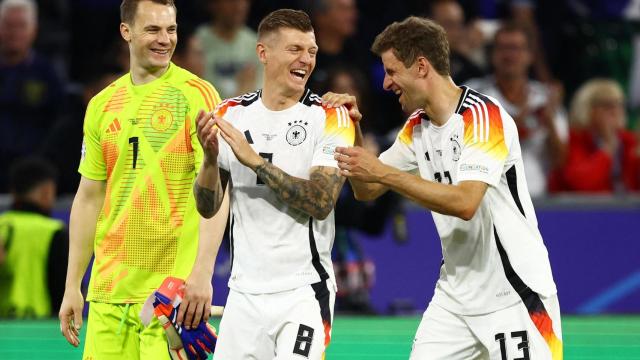 Kroos, Müller y Neuer celebran el triunfo sobre Escocia.