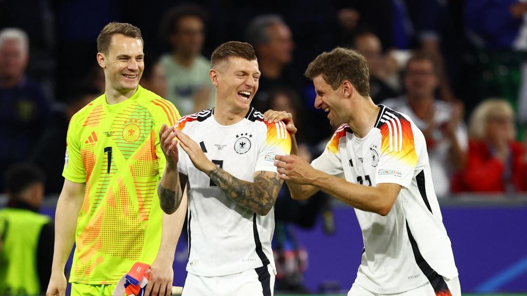 Kroos, Müller y Neuer celebran el triunfo sobre Escocia.