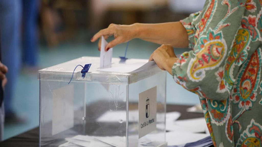 Una mujer votando en Toledo el pasado domingo para las elecciones europeas.