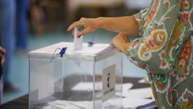 Una mujer votando en Toledo el pasado domingo para las elecciones europeas.