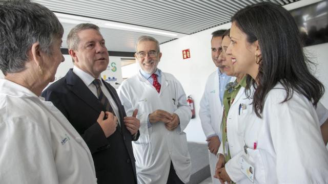 Emiliano García-Page conversa con profesionales sanitarios este viernes durante una visita al Hospital de Guadalajara.