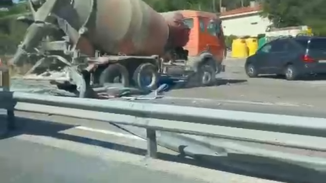 Un camión de salta la mediana en invade el carril contrario en Toledo