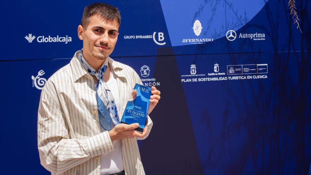 Adrián Nieto recogiendo el 'Premio Castilla-La Mancha es Talento Globalcaja'.
