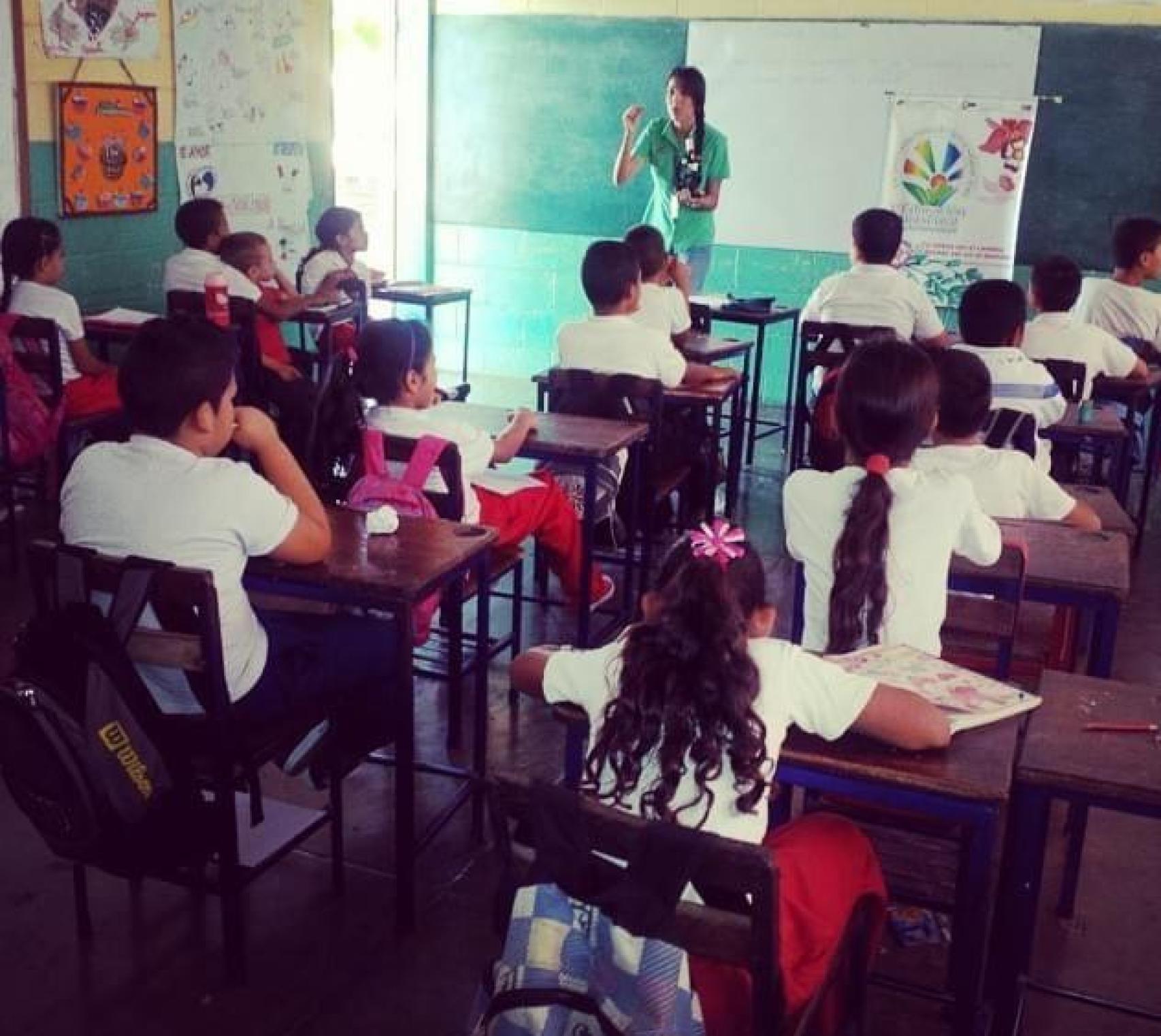González Peña durante una visita a una escuela.