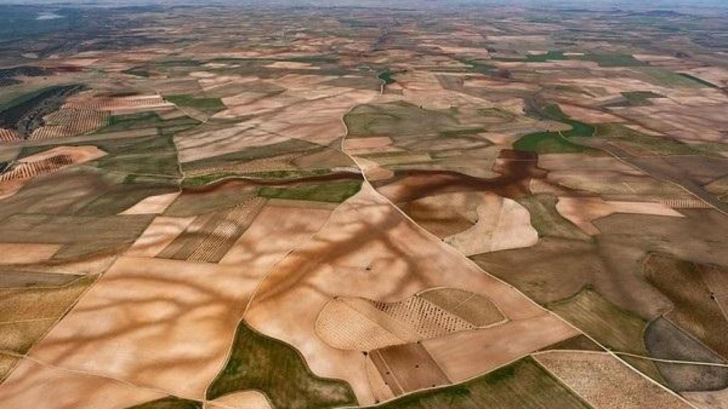 La orografía del terreno evacúa el agua por la zona oscurecida y erosionada que deja la marca del cauce.