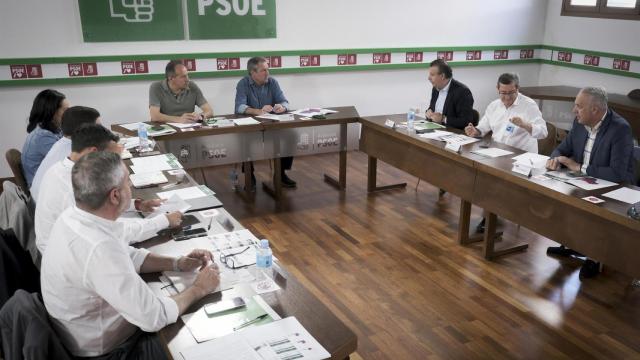 El secretario general del PSOE andaluz, Juan Espadas, con los secretarios provinciales en la sede socialista.