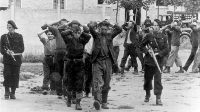 Miembros de la resistencia francesa capturados por policías de la Francia de Vichy.