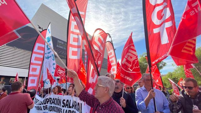 Trabajadores se manifiestan ante la junta de accionistas de Sabadell el pasado mes de marzo.