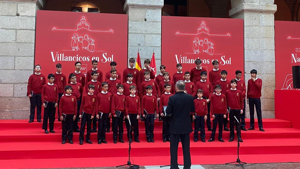 La Escolanía de El Escorial cantando villancicos en la Puerta del Sol de Madrid por Navidad.