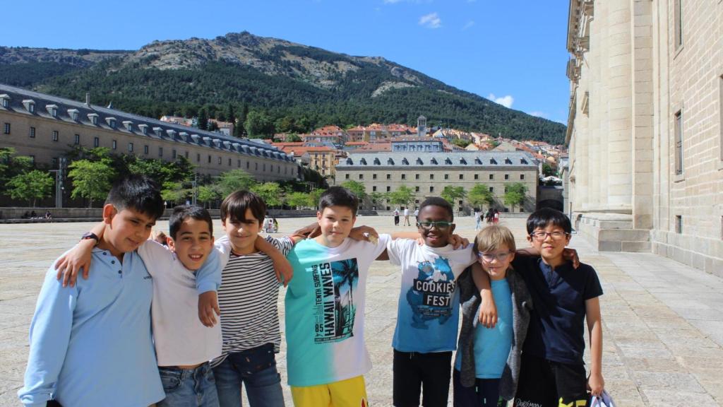 Algunos de los escolanos en la lonja del Monasterio de El Escorial.