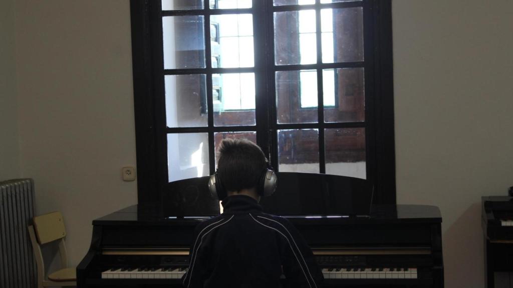 Uno de los escolanos practicando con el piano.