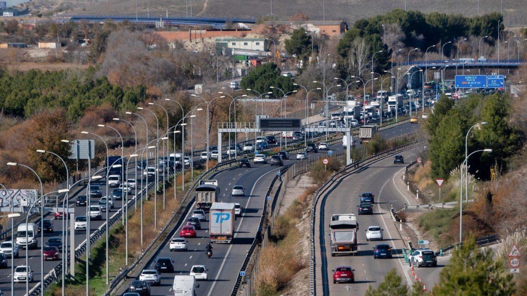 Tráfico en la carretera A-3 entre el Ensanche de Vallecas y Rivas.