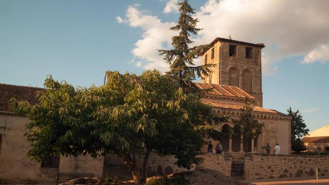 Pueblo de Sotosalbos en Segovia con su iglesia románica.