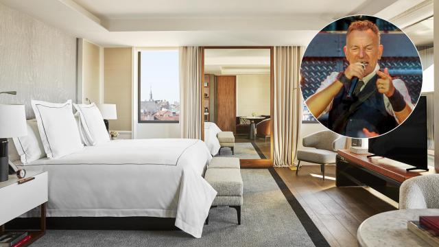 Una habitación del hotel junto a una foto de Bruce Springsteen.