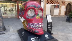 Una de las calaveras decoradas de la exposición 'Mexicráneos' en Fuenlabrada.