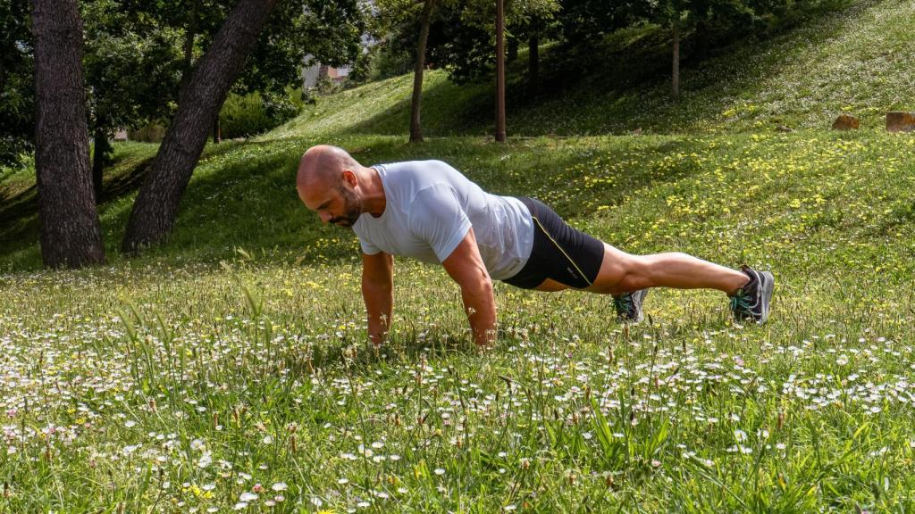 Los ejercicios de fuerza combinados con el cardio son una buena opción.