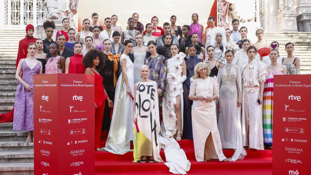 Modelos posando junto a María Eizaguirre al final de las escaleras