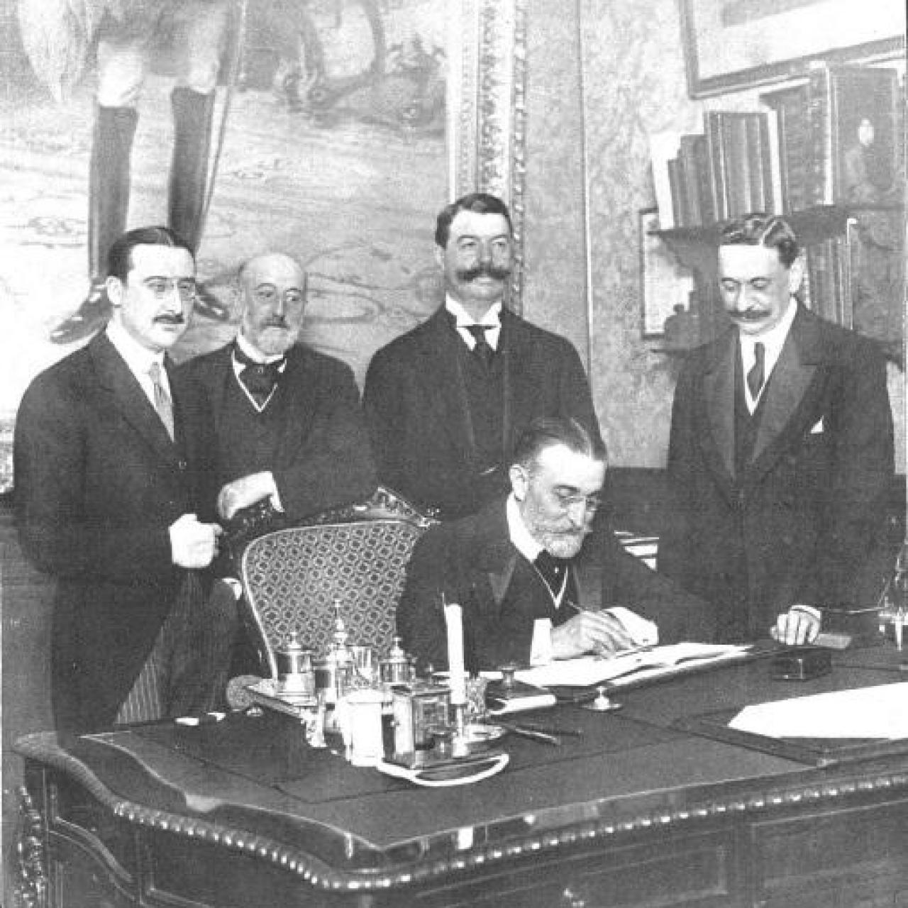 Firma del tratado por el que se creaba formalmente el Protectorado español.