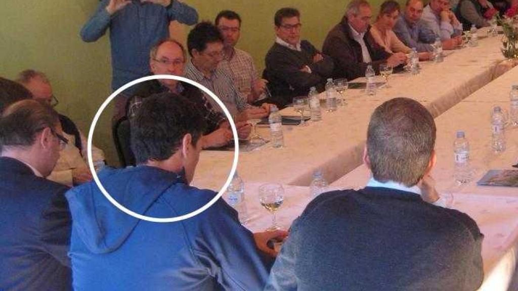 Instantánea de la reunión de Sánchez (en el círculo de espaldas con sudadera azul) con empresarios de Benasque en 2015, entre los que se encontraba Carlos Barrabés.