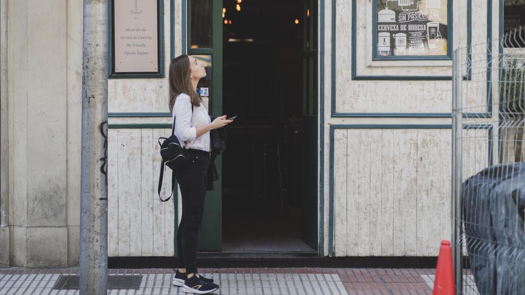 La periodista, antes de empezar su prueba como camarera en un restaurante de Madrid.