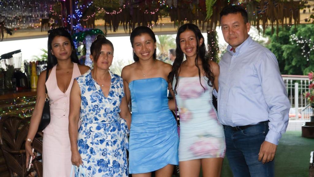 Isabel García, en el centro de la imagen, junto a sus padres y hermanas.