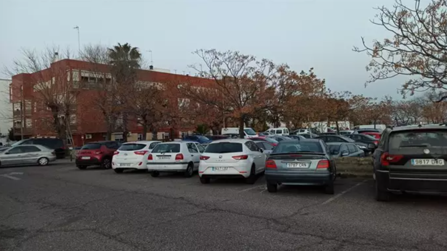 Coches aparcados en la calle.