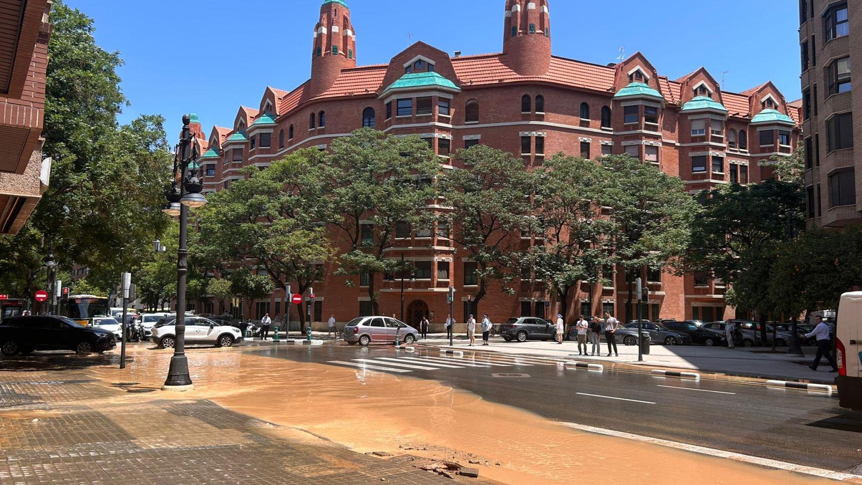 La céntrica calle Jesús de Valencia este viernes tras la inundación. EE