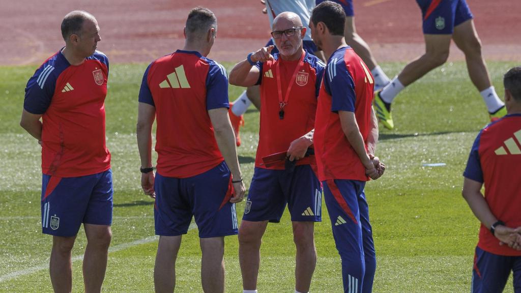 Luis de la Fuente debate junto a su staff durante un entrenamiento de la Selección previo a la Eurocopa.