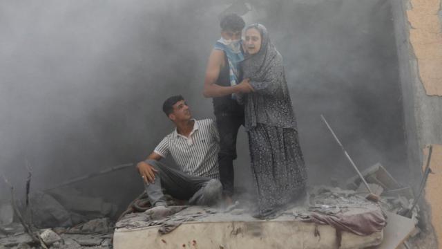 Civiles palestinos tras un ataque israelí contra una casa en Deir Al-Balah.