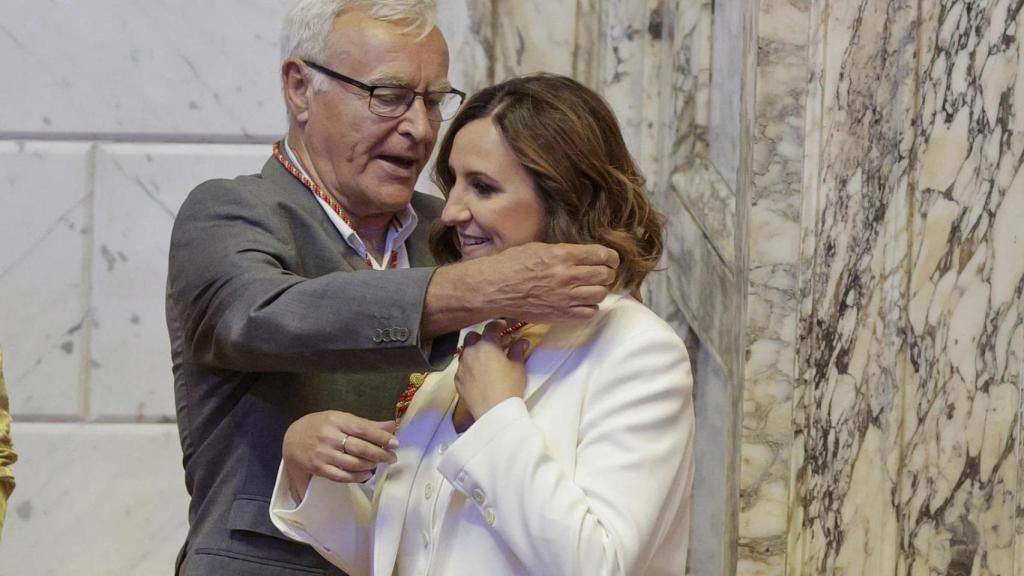 Joan Ribó impone a María José Catalá el cordón que la acredita como concejala.