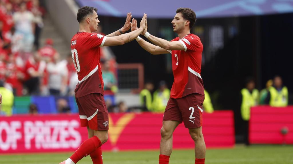 Xhaka y Stergiou celebran el triunfo sobre Hungría.