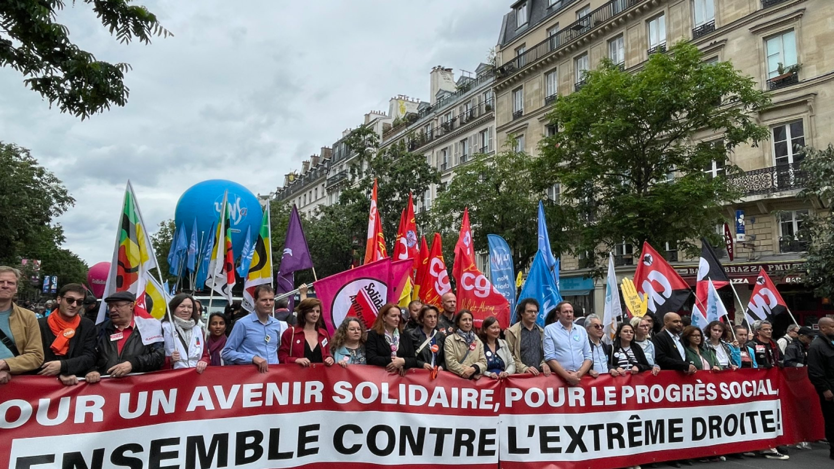 La líder sindical de extrema izquierda de la CGT, Sophie Binet, en la cabecera de las protestas.