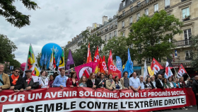 La líder sindical de extrema izquierda de la CGT, Sophie Binet, en la cabecera de las protestas.