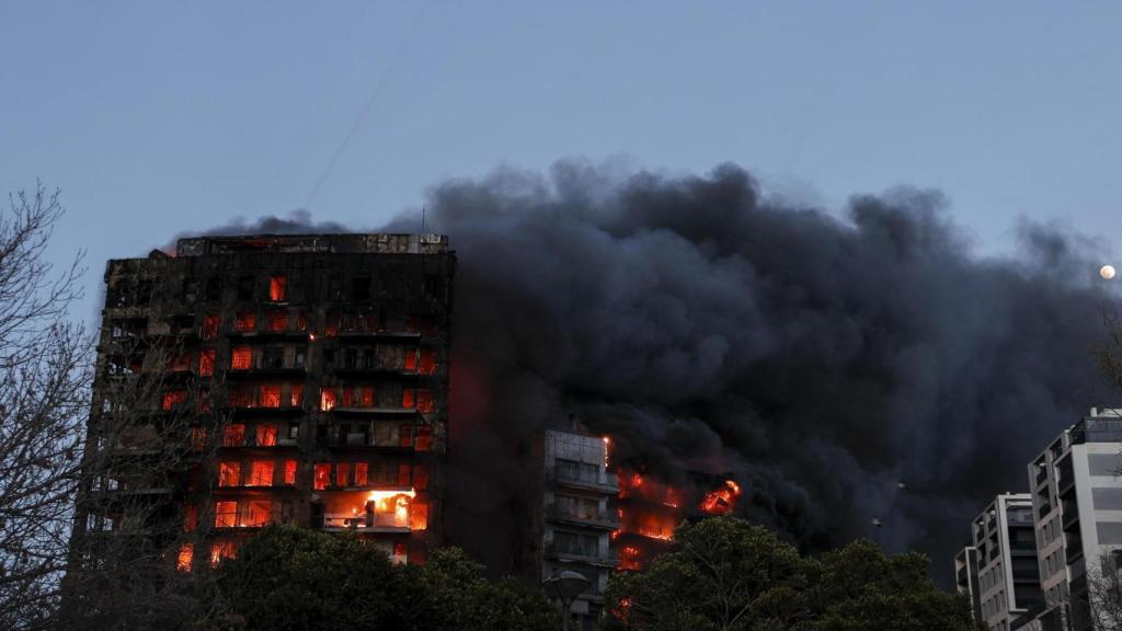 El edificio de Campanar en llamas.