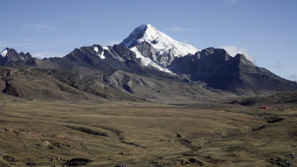 La montaña Huayna Potosí, sin glaciares y con poca nieve, en Milluni, Bolivia, a 21 de diciembre de 2020.