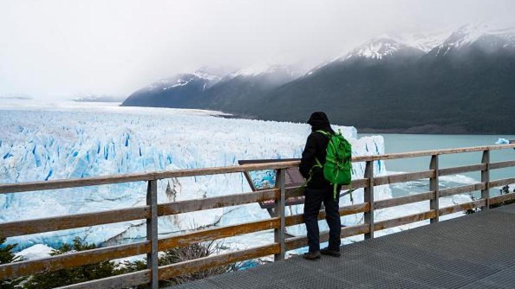 Un turista frente al glaciar Perito Moreno en Argentina, en diciembre de 2023.