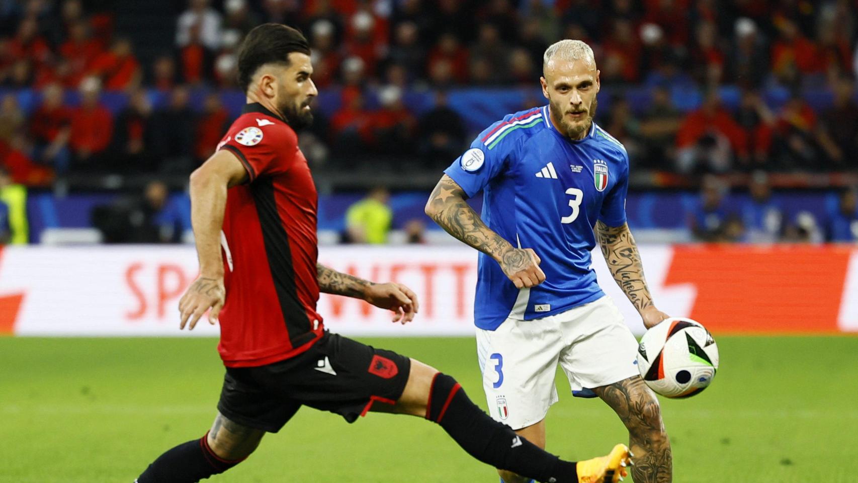 Hysaj y Di Marco durante el partido de Eurocopa entre Italia y Albania.