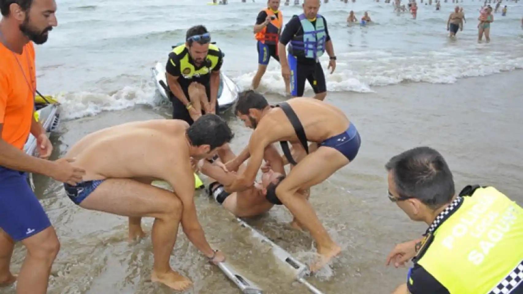 Simulacro de rescate acuático en una playa valenciana.