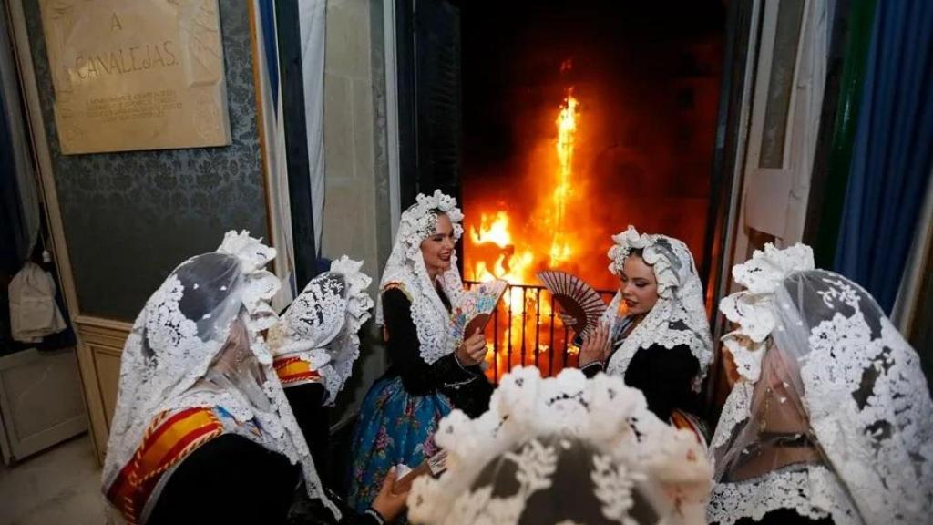 La Bellea del Foc de 2023 y sus Damas miran como la Hoguera Oficial del Ayuntamiento arde.